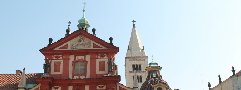 Auch die St. Georgsbasilika ist eine sehenswerte Kirche auf dem Burggelände.