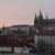 Mit den Türmen des St. Veitsdoms erhebt sich die Prager Burg über die Stadt.