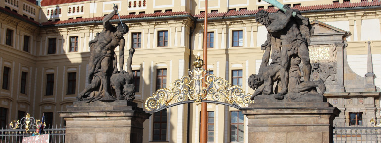 Hinter diesem Tor befindet sich unter anderem der Sitz des tschechischen Präsidenten.