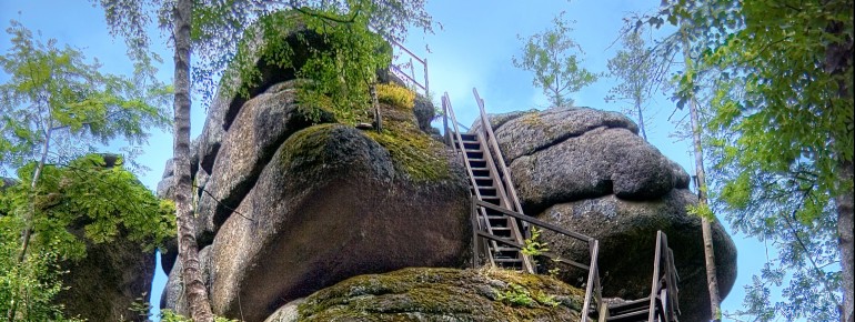 Eine schmale Treppe führt hinauf auf die Prinzenfelsen und ermöglicht Besuchern den Blick über das Fichtelgebirge.