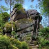 Eine schmale Treppe führt hinauf auf die Prinzenfelsen und ermöglicht Besuchern den Blick über das Fichtelgebirge.