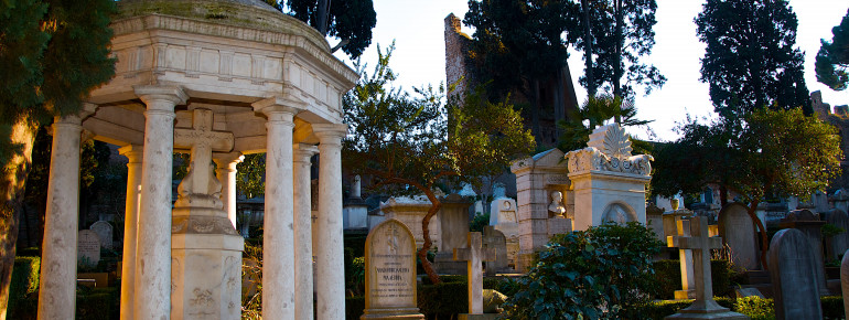 Umgeben von Pinien und Zypressen wirkt der Cimitero acattolico wie ein stiller Garten.