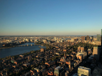Von der Aussichtsplattform im 50. Stock hast du einen einzigartigen Ausblick auf ganz Boston.