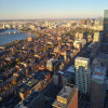 Du siehst die Bostoner Viertel Back Bay & Beacon Hill, sowie den Charles River und den Stadtpark, den Boston Common.