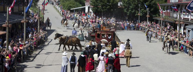 Buffalo Bills Wild West Show findet auf der Mainstreet statt.