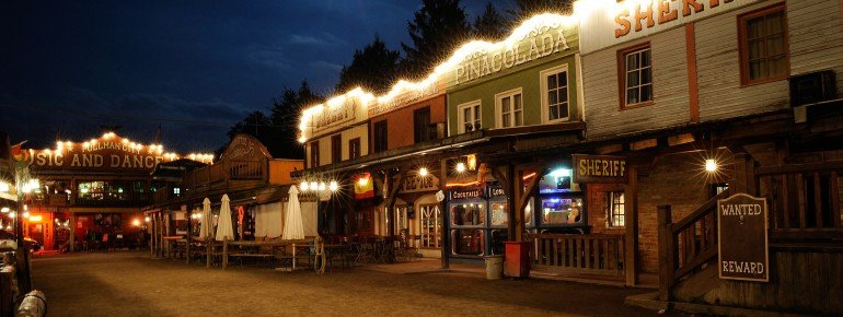 Die Main Street bei Nacht
