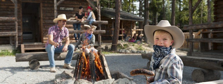 Camping mit der Familie in einer der authentischen Blockhütten