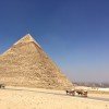 Entgegen vieler Vorstellungen befinden sich die Pyramiden nicht mitten in der Wüste, sondern nur wenige Kilometer von Kairos Zentrum entfernt