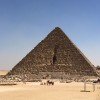 Die Mykerinos-Pyramide ist wesentlich kleiner als die beiden benachbarten Königspyramiden