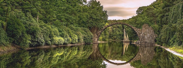 Die Rakotzbrücke stammt vermutlich aus den 1860er Jahren und wurde aus Basaltsteinen errichtet.
