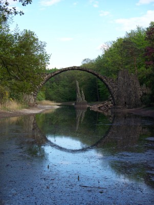 Die Rakotzbrücke bildet mit ihrem Spiegelbild im Wasser einen perfekten Kreis.