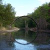 Die Rakotzbrücke bildet mit ihrem Spiegelbild im Wasser einen perfekten Kreis.