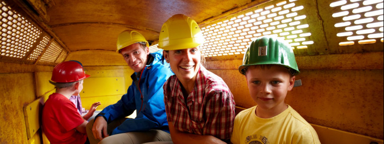 Mit der Grubenbahn gelangst du unter Tage.
