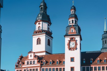Das alte Rathaus präsentiert sich im spätgotischen Stil.