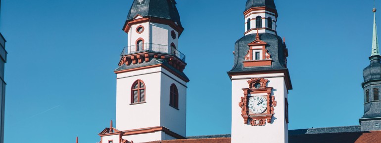 Das alte Rathaus präsentiert sich im spätgotischen Stil.
