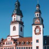 Das alte Rathaus präsentiert sich im spätgotischen Stil.