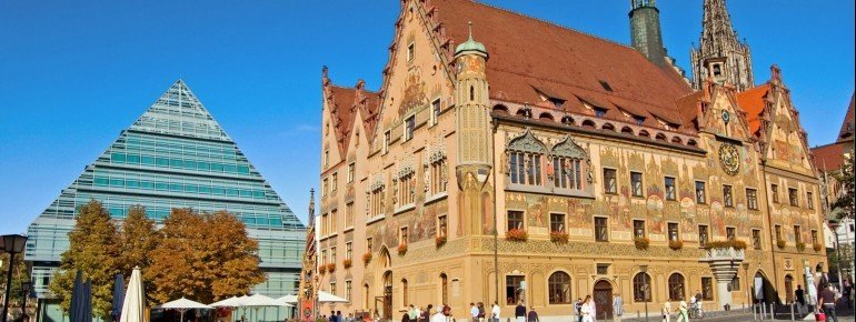 Rathaus und Bibliothek