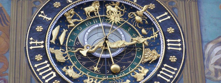 Eines der auffälligsten Merkmale des Ulmer Rathauses ist die astronomische Uhr an der Außenfassade