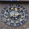 Eines der auffälligsten Merkmale des Ulmer Rathauses ist die astronomische Uhr an der Außenfassade