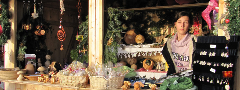 Die sieben Weihnachtshütten bieten Schmuck, Bastelwerk und Leckereien.