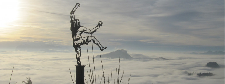 Von der Aussichtsplattform hast du einen tollen Ausblick über die Chiemgauer Bergwelt.