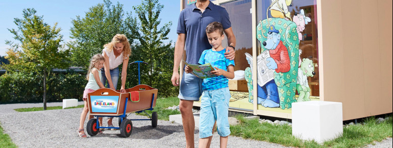 Im Ravensburger Spieleland warten mehr als 70 Attraktionen.