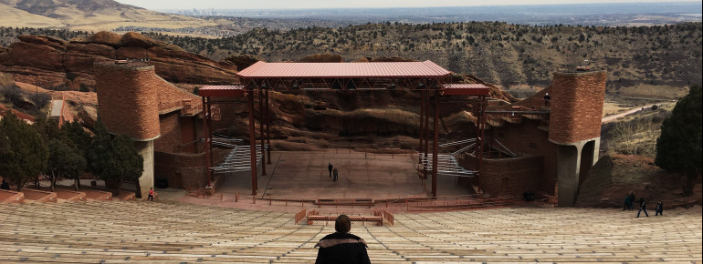 Du warst noch nie im Red Rocks Amphitheater? Das hier ist der atemberaubende Blick, der dich dort erwartet.