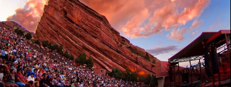Das Amphitheater wurde im Juni 1941 offiziell als solches eröffnet und umfasst über 9.500 Sitzplätze.