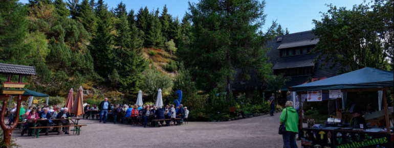 Das Café Enzian lädt nach dem Gartenbesuch mit hausgemachten Kuchen ein.