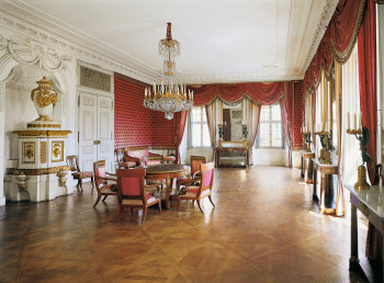 Einige Räume ließ Carl Philipp Fürst von Wrede mit wertvollen Seidentapeten, Bronze und Möbeln aus Paris ausstatten.