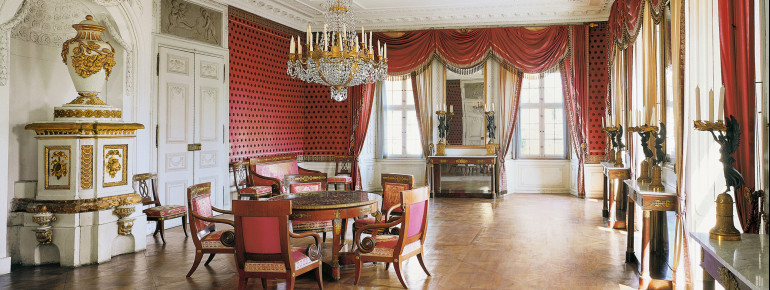 Einige Räume ließ Carl Philipp Fürst von Wrede mit wertvollen Seidentapeten, Bronze und Möbeln aus Paris ausstatten.