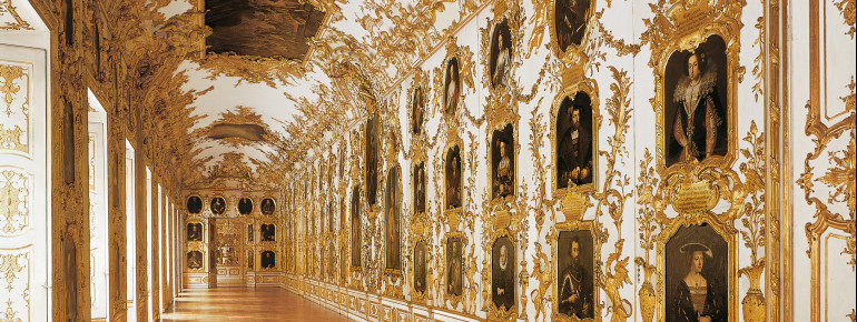 Die Ahnengalerie ist prunkvoll ausgestaltet mit vergoldeten Schnitzereien an den Wänden.