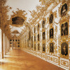 Die Ahnengalerie ist prunkvoll ausgestaltet mit vergoldeten Schnitzereien an den Wänden.