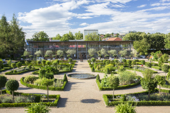 Der Hofgarten mit der Orangerie kann kostenlos besichtigt werden.