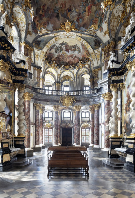 Die Residenz Würzburg hat auch eine eigene Hofkirche.