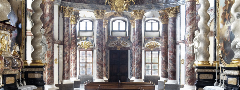 Die Residenz Würzburg hat auch eine eigene Hofkirche.