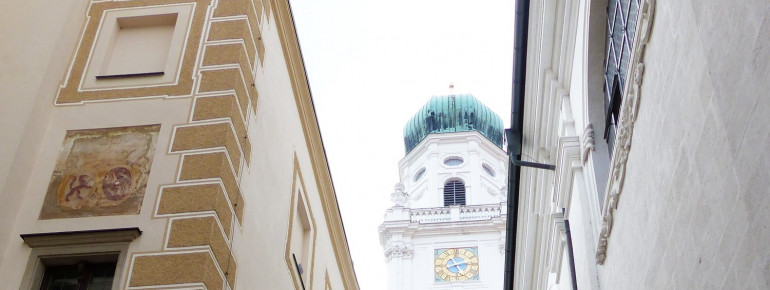 Die Alte Residenz liegt unmittelbar neben dem Passauer Dom.