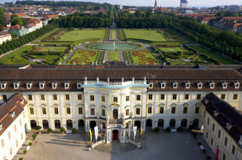 Der Schlossgarten grenzt direkt an das Schloss an.
