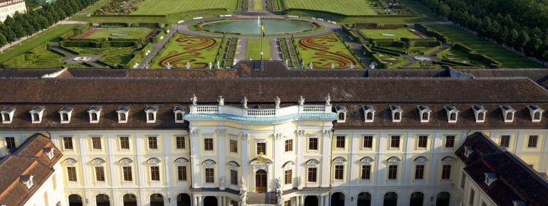 Der Schlossgarten grenzt direkt an das Schloss an.