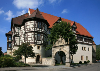 Das spätmittelalterliche Residenzschloss liegt am Rande der schwäbischen Alp.