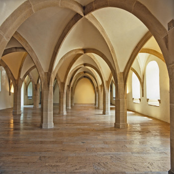 Die gotischen Gewölbe im Erdgeschoss sind ein Blickfang.