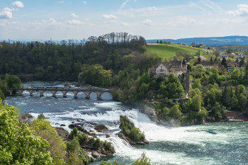Der Rheinfall bietet ein imponierendes Naturschauspiel.