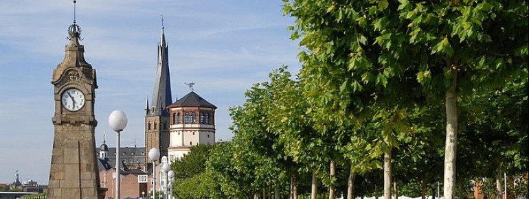 An der Rheinpromenade steht auch die historische Pegeluhr.