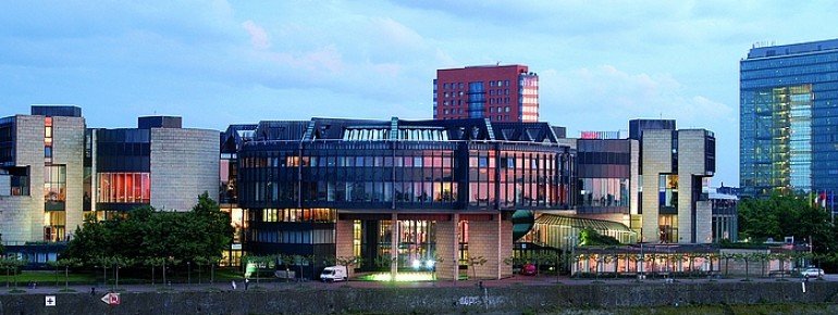 Der nordrhein-westfälische Landtag markiert ein Ende der Promenade.