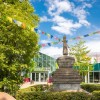 Mitten im Park liegt die botanika – Bremens grüne Entdeckerwelt mit tropischen Gewächshäusern, Schmetterlingshaus und interaktiven Ausstellungen rund um die Pflanzenwelt.