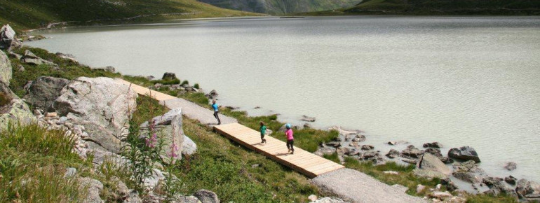 Bei einer Wanderung kannst du den Blick auf den See genießen.