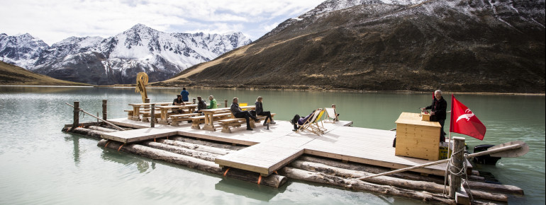 Auf Wikingerart zusammen gebunden ist das Floß auf dem Rifflsee.