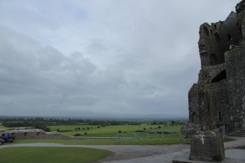 Vom Rock of Cashel kannst du den Blick über die umgebende Landschaft schweifen lassen.