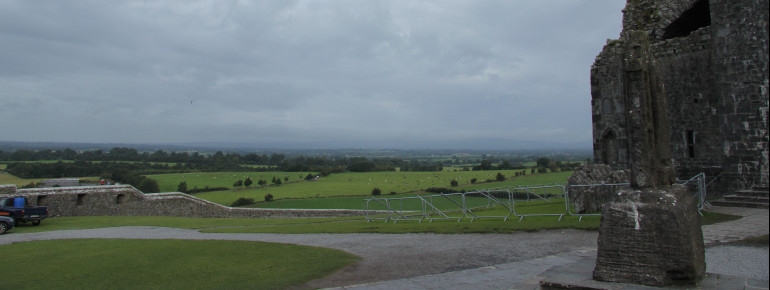 Vom Rock of Cashel kannst du den Blick über die umgebende Landschaft schweifen lassen.