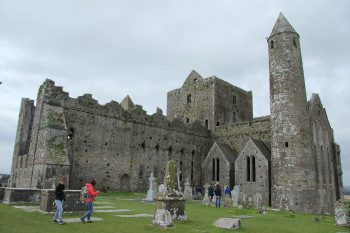 Der Rock of Cashel ist eine der kirchen- und kunsthistorisch bedeutsamsten Sehenswürdigkeiten Irlands.
